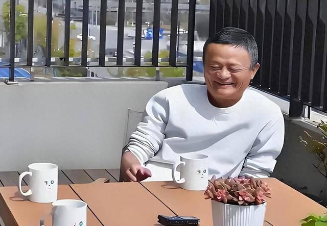 头被偶遇身形瘦小背影落寞！网友形容老太快AG旗舰厅登录首页60岁马云现身美国街
