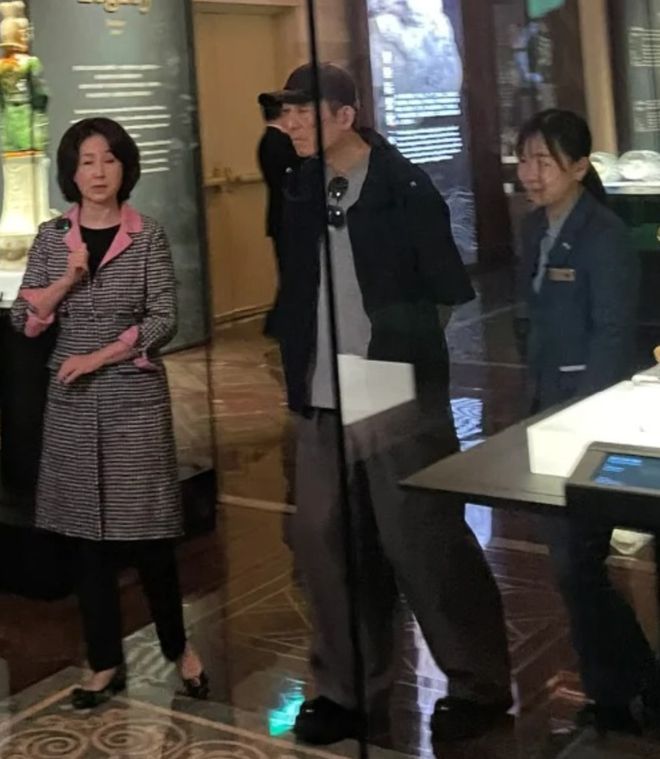 铜首穿厚底鞋打扮时髦何超琼亲自陪同！ag旗舰厅注册74岁张艺谋看圆明园(图2)
