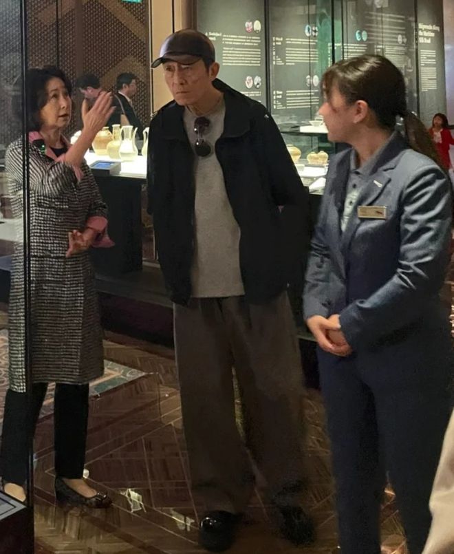 铜首穿厚底鞋打扮时髦何超琼亲自陪同！ag旗舰厅注册74岁张艺谋看圆明园(图4)