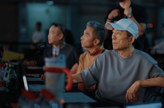 铜首穿厚底鞋打扮时髦何超琼亲自陪同！ag旗舰厅注册74岁张艺谋看圆明园(图7)