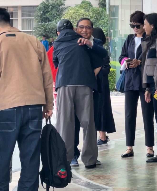 铜首穿厚底鞋打扮时髦何超琼亲自陪同！ag旗舰厅注册74岁张艺谋看圆明园(图8)