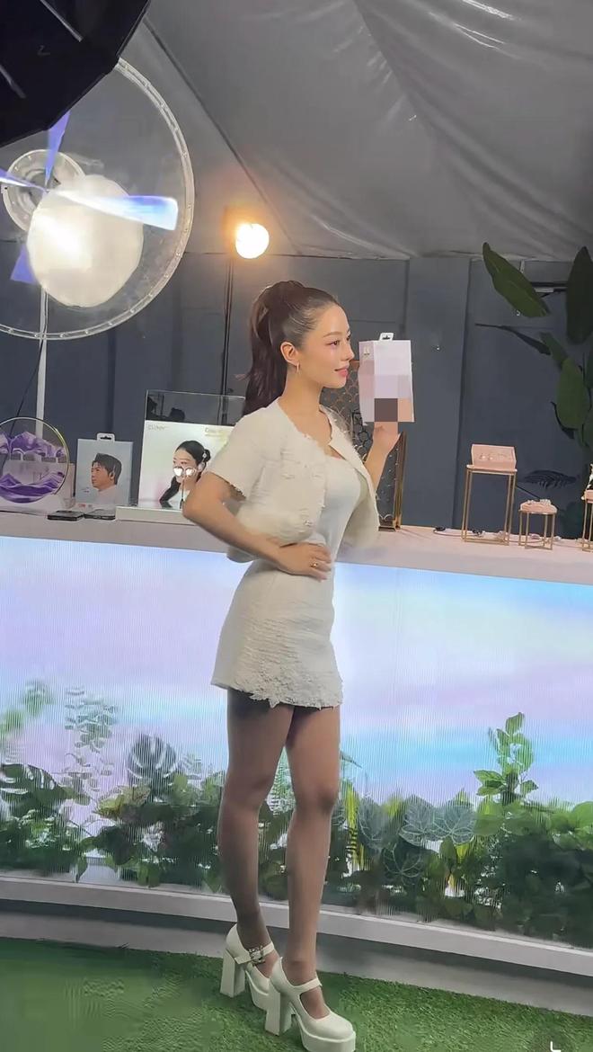 娇小穿恨天高拍广告好奇怪婚戒又大又抢镜AG旗舰厅app31岁吉娜在深圳个子