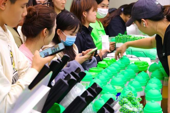 曾舜晞再度助阵引爆“柠宝节”！AG旗舰厅平台柠季官宣全球代言人(图2)