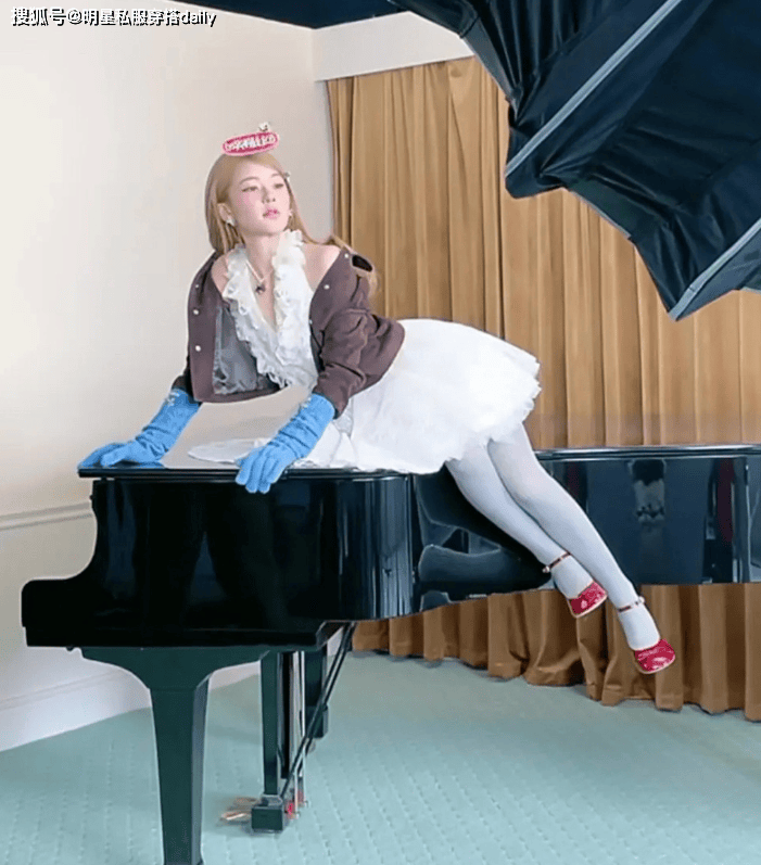 娃娃”白裙搭红色复古玛丽珍鞋梦幻少女AG旗舰厅ios赵露思直播造型“像洋