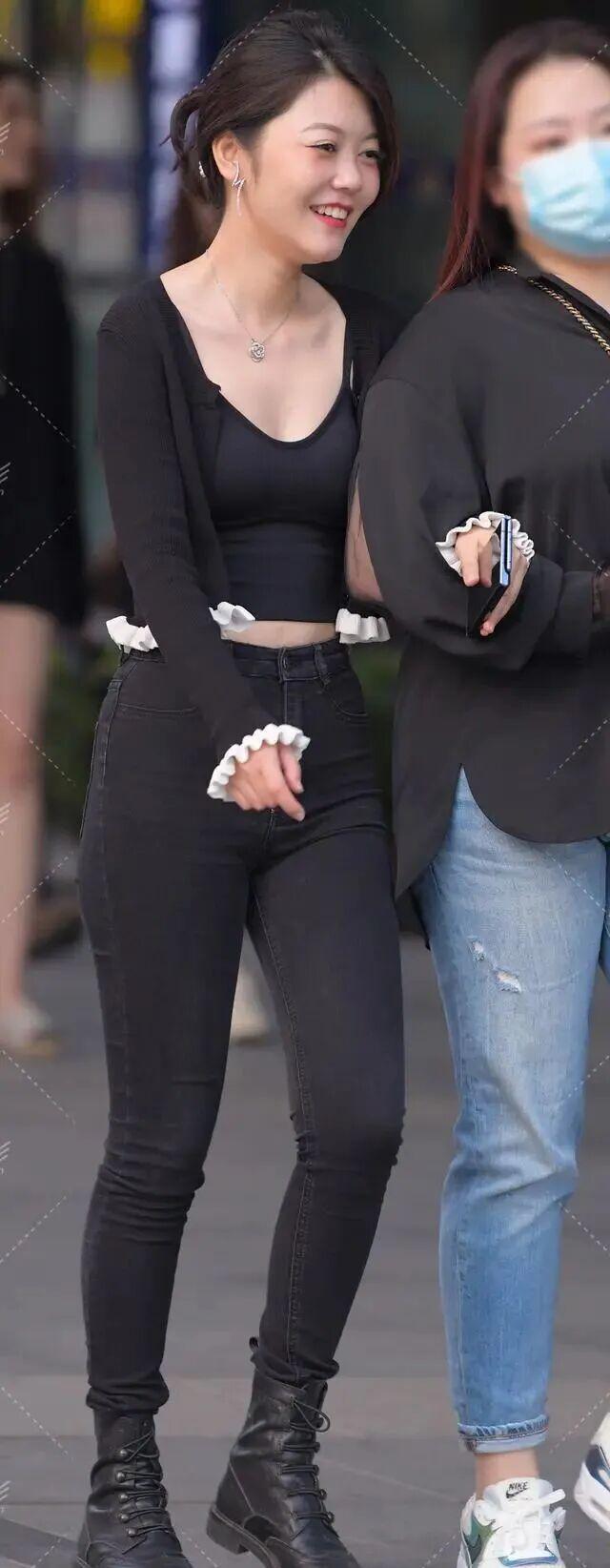 配高筒靴秋季流行趋势精神干练搭配！AG旗舰厅中国区经典黑色牛仔裤搭(图2)