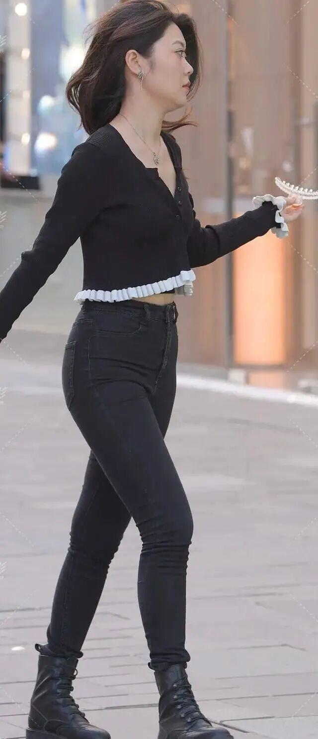 配高筒靴秋季流行趋势精神干练搭配！AG旗舰厅中国区经典黑色牛仔裤搭(图3)