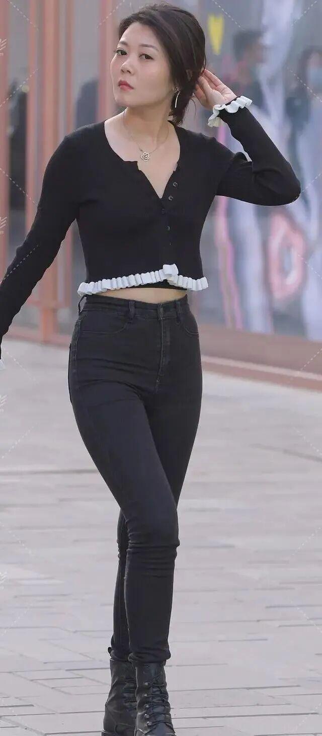 配高筒靴秋季流行趋势精神干练搭配！AG旗舰厅中国区经典黑色牛仔裤搭(图5)