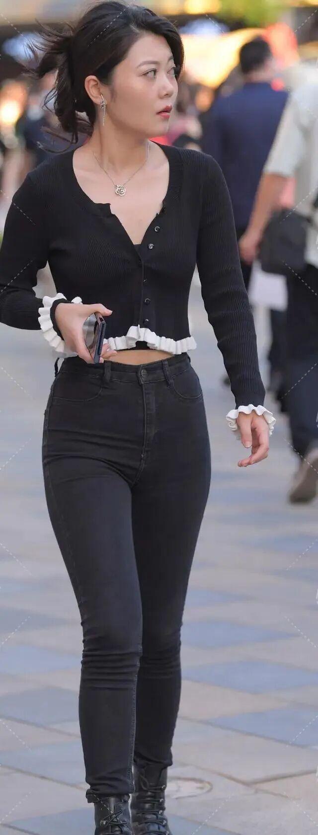 配高筒靴秋季流行趋势精神干练搭配！AG旗舰厅中国区经典黑色牛仔裤搭(图4)